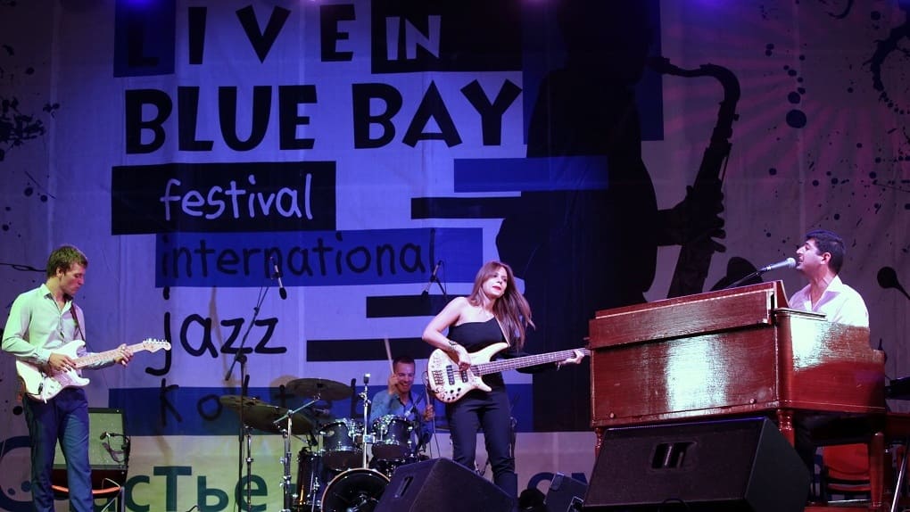 Live in Blue Bay