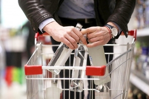 В Минфине выступили против запрета продажи алкоголя до 21 года