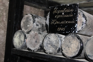 В &laquo;Массандре&raquo; провели переукупорку вина победного 1945 года