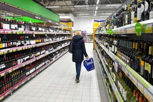Минздрав поддержал предложение убрать алкоголь с витрин магазинов
